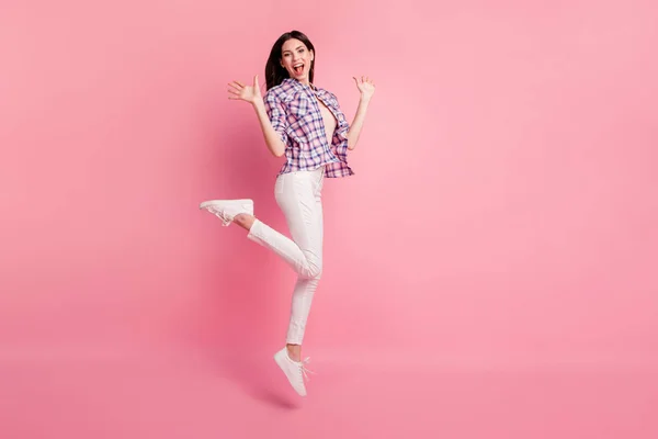Полная длина боковой профиль размер тела фото изумительно красивая она леди прыгать высокий праздник обувь случайная чеканная рубашка белая джинсовая джинсовая одежда наряд изолированный розовый фон — стоковое фото