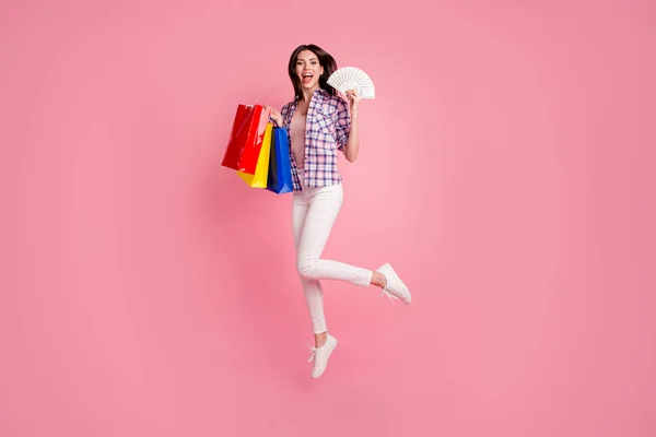 Full length side profile body size photo beautiful her she model lady jump high hold new clothes packs bucks pay wear shoes hat casual checkered xadrez shirt jeans branco jeans isolado rosa fundo — Fotografia de Stock