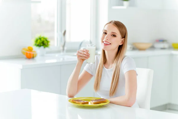 Retrato dela ela agradável-olhando bonito encantador encantador atraente winsome alegre de cabelos lisos menina vestindo branco tendo bom almoço bebida no quarto interior branco claro — Fotografia de Stock