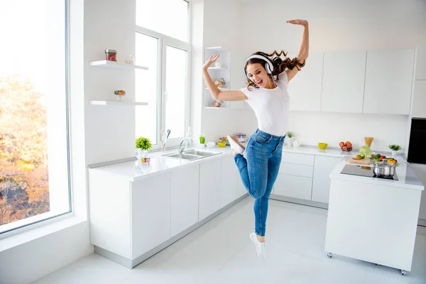 Full length dimensioni del corpo vista ritratto di lei lei bella attraente pazzo infantile giocoso ragazza allegra allegra ragazza dai capelli ondulati divertirsi in luce moderna camera in stile interno bianco — Foto Stock