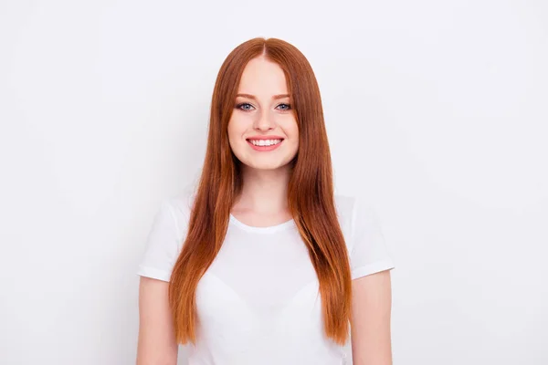 Close-up foto mooi mooi geweldig ze haar Lady kindhearted Easy-going blije look oprecht camera lang steil haar dragen casual t-shirt outfit kleren geïsoleerd wit licht achtergrond — Stockfoto