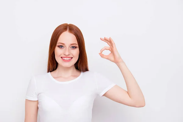 Close up foto incredibile bella lei la sua signora lunghi capelli dritti mano braccio dita mostrano okey simbolo testato qualità produzione indossare casual t-shirt vestito vestiti isolato bianco luce sfondo — Foto Stock