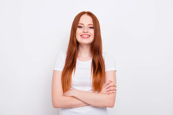 De cerca foto increíble hermosa ella sus brazos de pelo largo y recto cruzó confianza en sí mismo tiempo moderno negocio trabajo señora desgaste casual camiseta ropa aislado blanco luz fondo —  Fotos de Stock