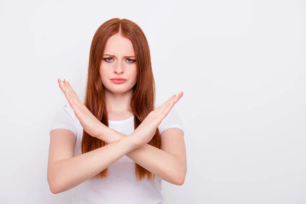 Close-up foto Amazing mooi ze haar dame rechte lang haar armen handen gekruist niet toestaan dat geweld te stoppen oorlog te maken liefde bellen dragen casual t-shirt outfit kleren geïsoleerd wit licht achtergrond — Stockfoto