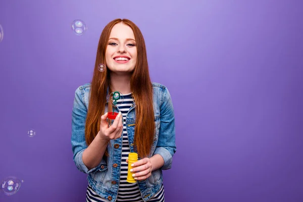 Portrait d'elle elle belle allure séduisante charmante mignonne belle gaie positive aux cheveux raides dame soufflant des bulles d'air s'amusant isolé sur fond violet brillant vif — Photo