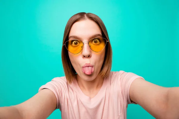 Close-up foto mooi haar ze Lady moderne look korte steil haar te nemen selfies instagram post volgelingen tong uit mond achteloos slijtage specs casual t-shirt geïsoleerde Wintertaling Turquoise achtergrond — Stockfoto