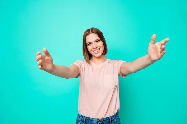 Close up foto bonita ela ela senhora bonito segurar braços mãos palmas aberta necessidade abraços abraço venha aqui eu senti sua falta muito querida querida mel desgaste casual t-shirt isolado teal turquesa fundo — Fotografia de Stock