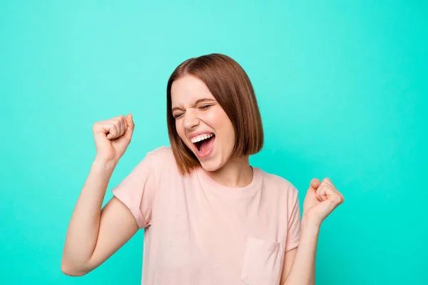 Close up photo beautiful amazing her lady arm hand palm fäuste hob luft freude schreien laut große leistung erfolgreiche tag woche tragen casual t-shirt isoliert teal türkis hintergrund — Stockfoto