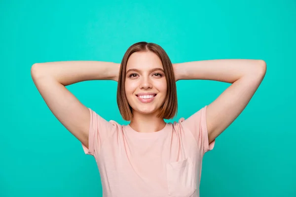 Retrato de adolescente adolescente bonita adorável tem feriados dias úteis toque de volta cabeça bonita sentir contente conteúdo resto teal fundo isolado vestido elegante roupas rosa — Fotografia de Stock