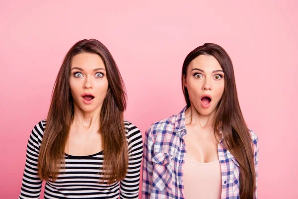 Retrato de cerca de atractivo atractivo encantador dulce fascinante alegre alegre alegre divertida femenina de pelo recto niñas que usan casual aislado sobre fondo pastel rosa — Foto de Stock