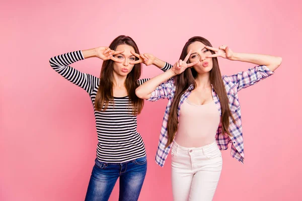 Porträt schön aussehender attraktiver faszinierender netter charmanter fröhlicher glatthaariger Mädchen in lässiger Jeans-Jeans mit V-Zeichen in der Nähe von Augen isoliert über rosa Pastellhintergrund — Stockfoto