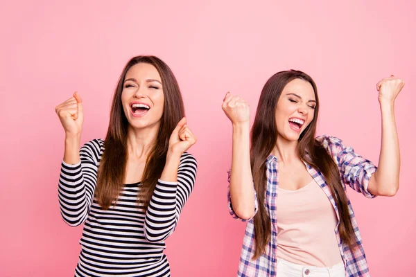 Retrato de bonito atraente bonito encantador charmoso winsome alegre alegres meninas de cabelos retos se divertindo férias isoladas sobre fundo pastel rosa — Fotografia de Stock