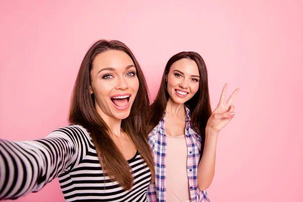 Self-portrait of nice attractive lovely cute charming feminine winsome girlish cheerful cheery straight-haired girls bonding showing v-sign isolated over pink pastel background — Stock Photo, Image