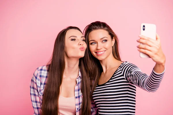 Close-up ritratto di bello-looking attraente dolce bella bella attraente carino allegro ragazze dai capelli dritti prendendo fare selfie video blog divertirsi isolato su sfondo rosa pastello — Foto Stock