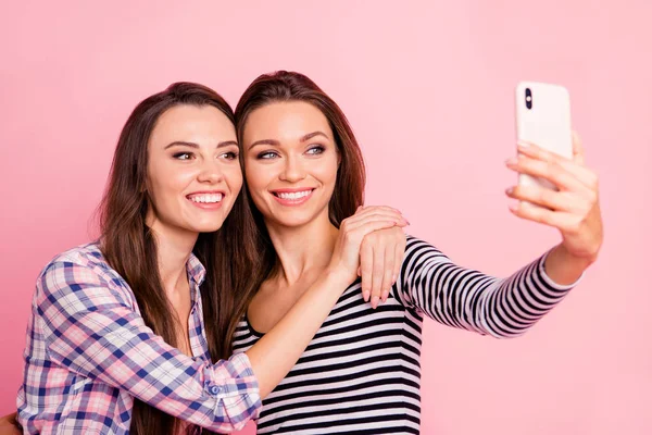 Retrato de cerca de atractivo atractivo encantador dulce fascinante guapo encantador alegre alegre de pelo recto chicas tomando haciendo selfie divertirse aislado sobre rosa pastel fondo —  Fotos de Stock