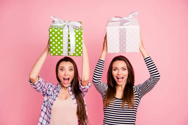 Retrato de bonito atractivo lindo encantador guapo fascinante alegre alegre loco alegre chicas de pelo recto con las manos sobre las cajas de la cabeza disfrutando aislado sobre fondo pastel rosa —  Fotos de Stock