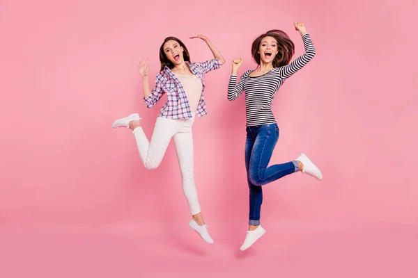 Longitud completa tamaño corporal foto de despreocupado juguetón millennial engañar levantando puños gritando sí emocionado encantado aislado usando jeans camisas brillantes sobre fondo de color rosa — Foto de Stock