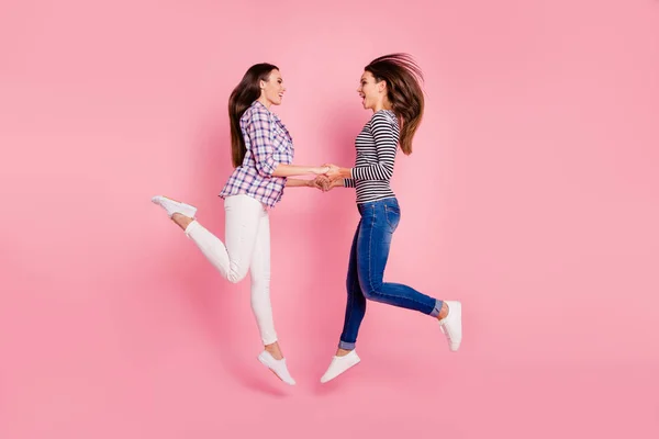 Perfil lado longitud completa cuerpo tamaño foto de lindo sin preocupaciones encantadora camaradería engañar tener risa paseo marítimo grito aislado sentirse contento regocijarse usando camisas de ropa de mezclilla sobre fondo rosa — Foto de Stock