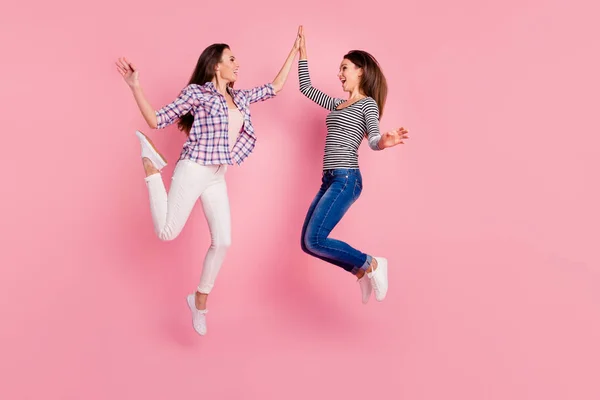 Perfil vista lateral comprimento total corpo tamanho foto de adolescentes adolescentes entusiasmados gostando de rir vestindo camisetas verificadas jeans ter passear gritando isolado no fundo rosa — Fotografia de Stock