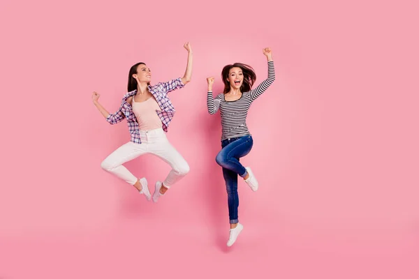 Tamaño corporal de cuerpo entero ver foto de compañeros entusiastas activos energéticos compañerismo levantando puños gritando sí disfrutando de usar ropa a cuadros aislados sobre fondo pastel — Foto de Stock