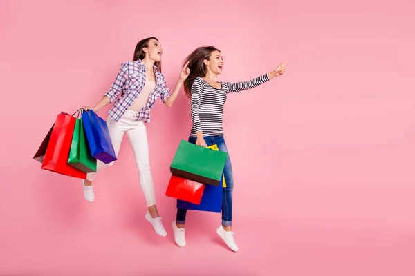 Trato hecho. Perfil lado longitud completa tamaño del cuerpo foto de los estudiantes alegres con estilo los consumidores tienen compras recomiendan elegir aconsejar sugerir usar camisetas a cuadros jeans fondo rosa aislado —  Fotos de Stock