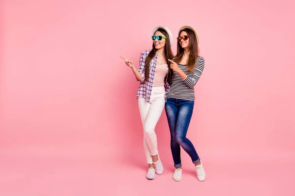 Full length body size photo of cute funky students advise choose choice have ad averts look give feedback, suggest sales demonstrate discounts dressed shirts jeans isolated pink background — Stock Photo, Image