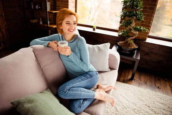 Tutup sisi foto profil yang indah dia tangan wanitanya lengan minuman favorit panas tinggal di rumah malas suasana hati yang damai tottily mengenakan jeans pullover biru santai duduk nyaman divan ruang tamu di dalam ruangan — Stok Foto