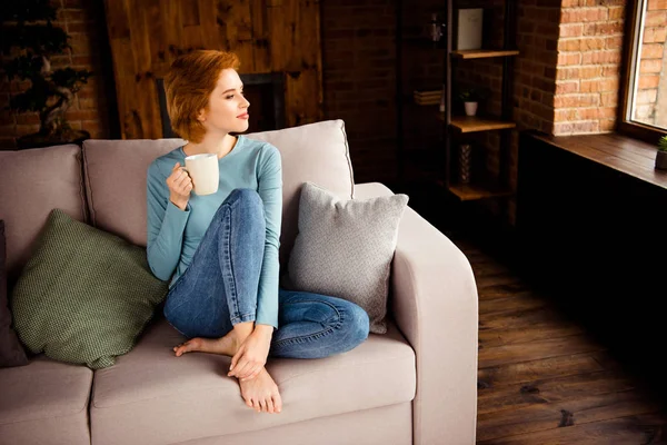 Nahaufnahme Foto schön sie ihre Dame Hände heißes Lieblingsgetränk zu Hause bleiben faul friedliche Stimmung aussehen Fenster tragen blauen lässigen Pullover Jeans Jeans sitzen bequeme Diwan Haus Wohnzimmer drinnen — Stockfoto