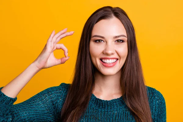 Close-up foto Amazing funky haar ze Lady toothy lang steil haar oprecht bruine ogen tonen vingers hand oke symbool dragen van donkergroen gebreide Pullover trui kleding geïsoleerde gele achtergrond — Stockfoto