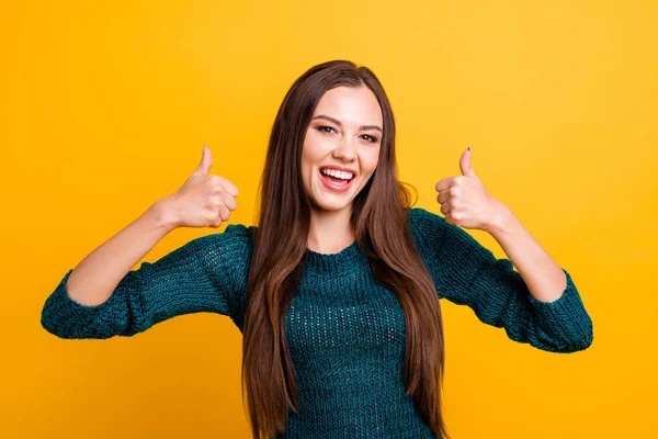 Närbild foto fantastiska funky henne hon Lady Toothy långa raka hår bruna ögon Visa tummen upp råd bra testad kvalitet bär gröna stickade pullover bygelkläder isolerad gul bakgrund — Stockfoto