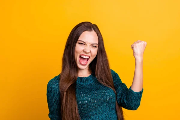 Close up foto bello urlando forte lei lei signora aperto denti bocca braccio palmo pugno alzato aria marrone occhi estatici sì sì indossare verde maglia pullover vestiti isolato giallo fondo — Foto Stock