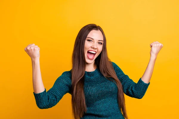 Close up foto bello urlando lei lei signora aperto denti bocca braccia palmi pugni sollevato aria marrone occhi estatico oh sì indossare verde maglia pullover vestiti isolato giallo fondo — Foto Stock