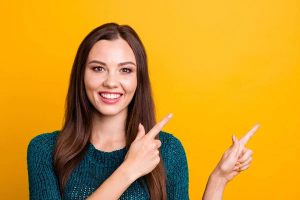 Närbild foto vackra fantastiska hennes hon Lady vita tänder lång rakt hår indikera armar fingrar tomt utrymme rådgivning köpa köpare bära grön stickad pullover bygelkläder isolerad gul bakgrund — Stockfoto