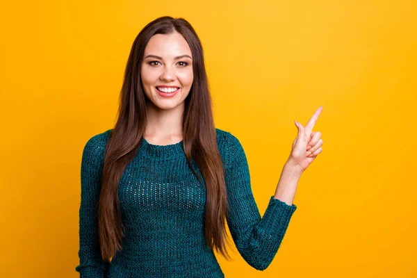 Close-up foto mooi haar ze Lady witte tanden lang steil haar geven arm vinger lege ruimte adviseren kopen koper nieuwe kleding prijzen dragen groene gebreide trui jumper geïsoleerde gele achtergrond — Stockfoto