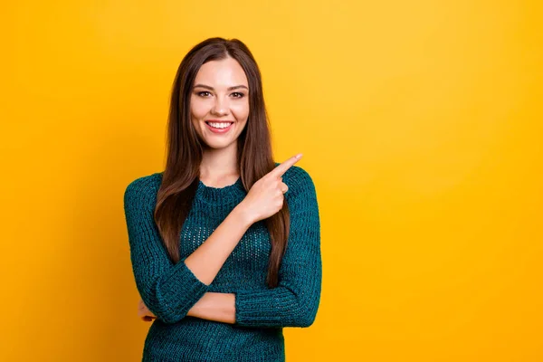 Close up foto meraviglioso incredibile lei lei signora denti bianchi lunghi capelli dritti indicano dito vuoto spazio consigliare acquistare acquirente indossare verde maglia pullover vestiti isolato giallo sfondo — Foto Stock