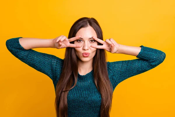 Närbild foto funky vacker hennes hon Lady arm hand fingrar Visa v-tecken nära bruna ögon skicka luft kyssar långa raka hår slitage Jeans denim grön stickad pullover jumper isolerad gul bakgrund — Stockfoto