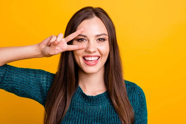 Close-up foto mooi haar ze Lady Arms handen vingers tonen v-Sign in de buurt van de ogen zeggen Hallo vrienden familieleden lang steil haar dragen jeans denim Groene gebreide trui jumper geïsoleerde gele achtergrond — Stockfoto