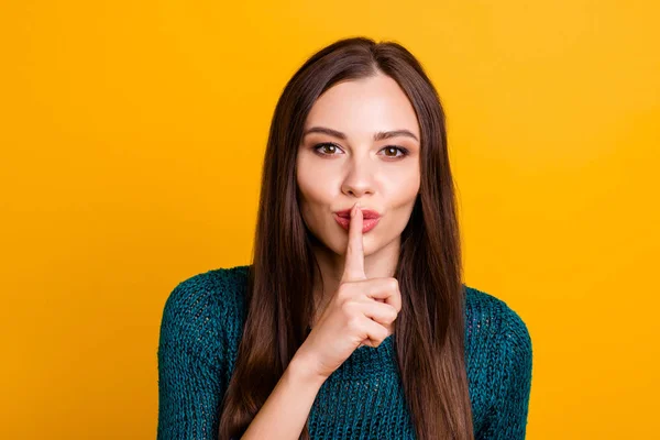 Närbild foto vacker hennes hon Lady arm handen Finger Touch läppar inte berätta tala Talk Chatterbox rykten godhjärtade slitage Jeans denim grön stickad pullover jumper isolerad gul bakgrund — Stockfoto