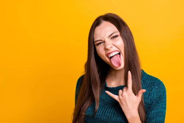 Close up foto comportamento bonito incrível ela ela senhora braços mãos dedos duro rock símbolo lazer língua para fora boca desgaste jeans ganga verde malha pulôver saltador isolado amarelo fundo — Fotografia de Stock