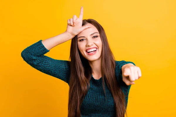 Close-up foto Amazing mooi haar ze dame hand arm palmen verhoogd voorhoofd loserhater symbool punt geven u aan het lachen hardop dragen groene gebreide trui jumper geïsoleerde gele achtergrond — Stockfoto