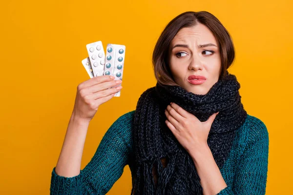 Nahaufnahme Foto schön ihr Modell Damenschal um den Hals fangen Kälte halten Arm Hand schmerzhaft Ort Packs Pillen Kommissionierung schädliche Medizin tragen grünen Strickpullover Pullover isoliert gelben Hintergrund — Stockfoto