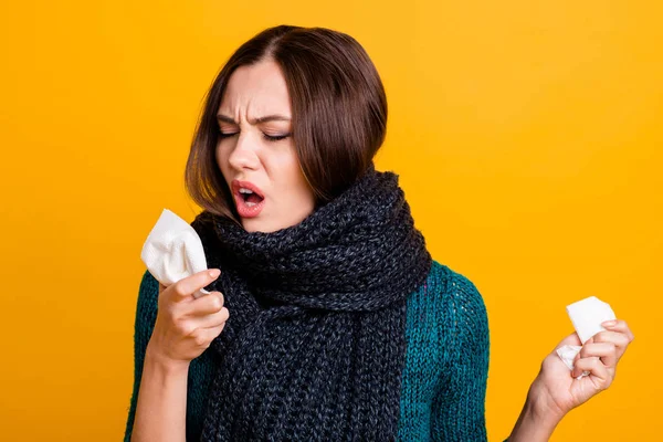 Närbild foto vacker hennes hon dam lider medicinsk halsfluss angina lung inflammation mjuk varm halsduk runt halsen hosta servetter bära grön stickad pullover jumper isolerad gul bakgrund — Stockfoto