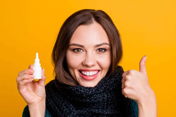 Close up foto bella lei lei signora morbido caldo sciarpa collo rinite malattia sofferente recuperato spray nasale pollice fino consigliare l'uso usura verde maglia pullover maglione isolato giallo sfondo — Foto Stock