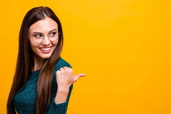 Close-up ritratto di bella attraente informato allegra ragazza dai capelli dritti indossando maglione verde mostrando da parte copia spazio vuoto isolato su luminoso vivido sfondo giallo lucentezza — Foto Stock