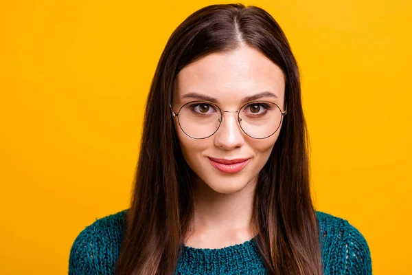 Close-up portret van haar ze mooi aantrekkelijke mooie zoete brainy deskundig nerd vrolijke inhoud Straight-haired meisje dragen ronde glazen geïsoleerd over heldere levendige glans gele achtergrond — Stockfoto