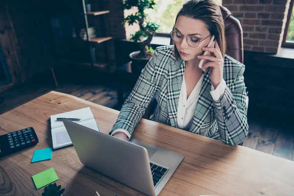 Närbild foto ganska hon hennes företag Lady Talk berätta tala telefon smart telefon skriva kontrol lera e-brev SMS-meddelande antecknings bok bord sitta kontors stol klädd specs formell slitage rutig Pläd kostym — Stockfoto