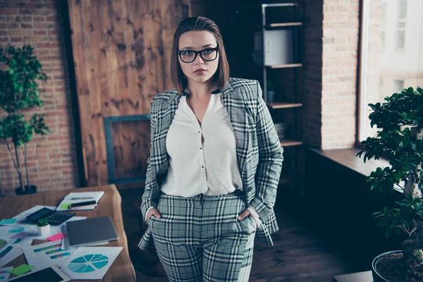 Close up foto bello incredibile lei il suo business occupato signora occhiali occhiali da vista non sorridenti tasche braccia spento notebook tavolo stand front office usura specs formale-wear a scacchi plaid suit — Foto Stock