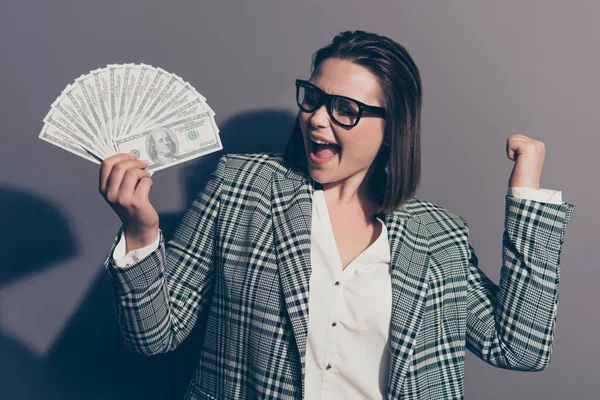 Close-up foto portret van schreeuwen schreeuwen schreeuwen opgewekt vrolijk ze haar dame tonen veel geld in arm geïsoleerde grijze achtergrond — Stockfoto