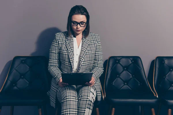 Seriös tankeväckande smart intelligent hon hennes dam innehar dokument i händerna bär rutiga rutig kostym byxor isolerad grå bakgrund — Stockfoto