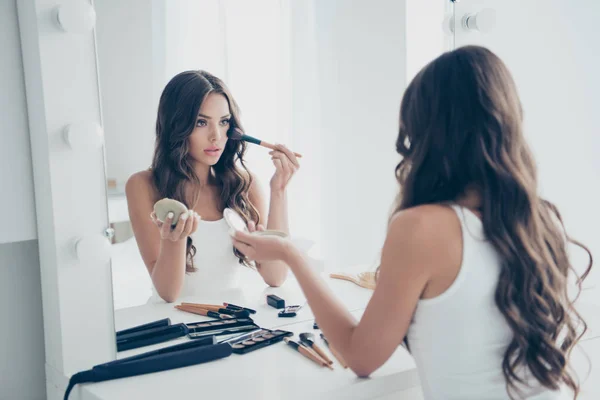 Retrato de ella ella agradable aspecto dulce atractivo encantador lindo femenino femenino adorable dama de pelo ondulado preparándose hasta la fecha evento de la noche disco en la luz blanca habitación interior — Foto de Stock